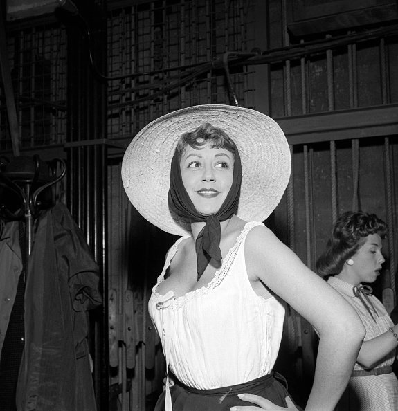 Suzy Delair déguisée en fermière, dans l'émission "" Trente six chandelles "". | Photo : Getty Images Suzy Delair déguisée en fermière, dans l'émission "" Trente six chandelles "". | Photo : Getty Images