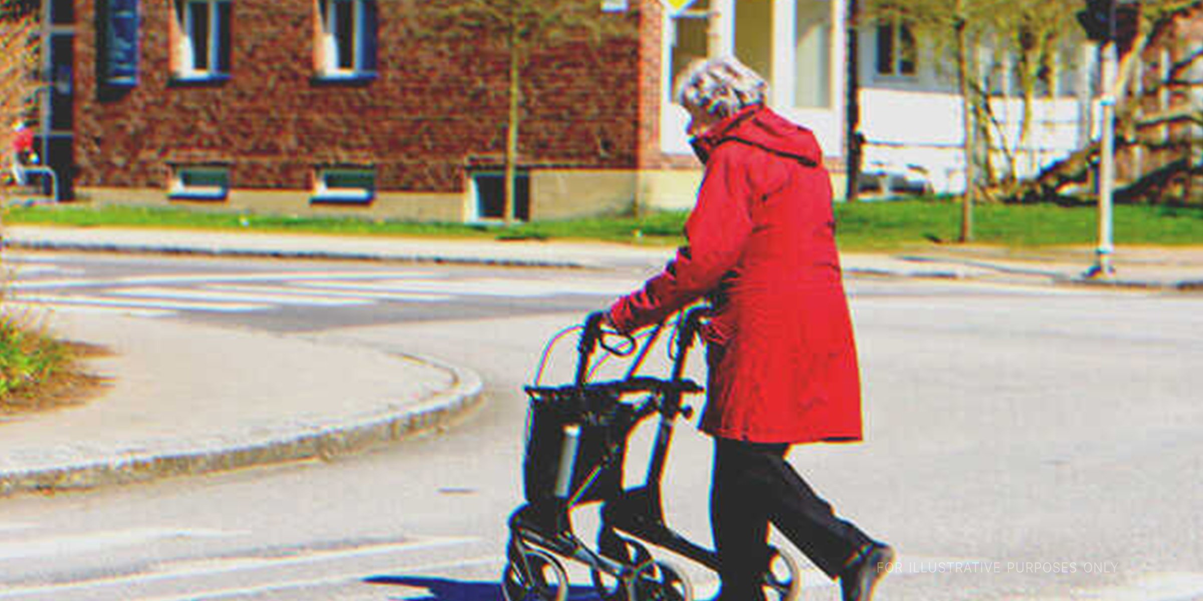 Alte Dame überquert die Straße | Quelle: Shutterstock
