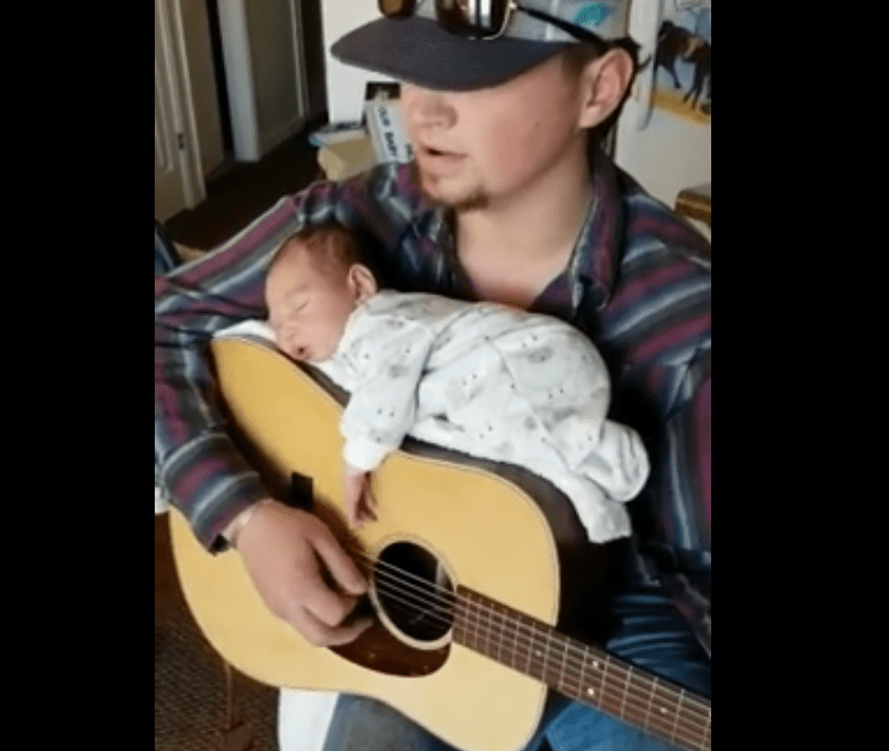 Cody Comer cantándole a su hija. Fuente: Facebook / Cody Comer Music Cody Comer cantándole a su hija. Fuente: Facebook / Cody Comer Music