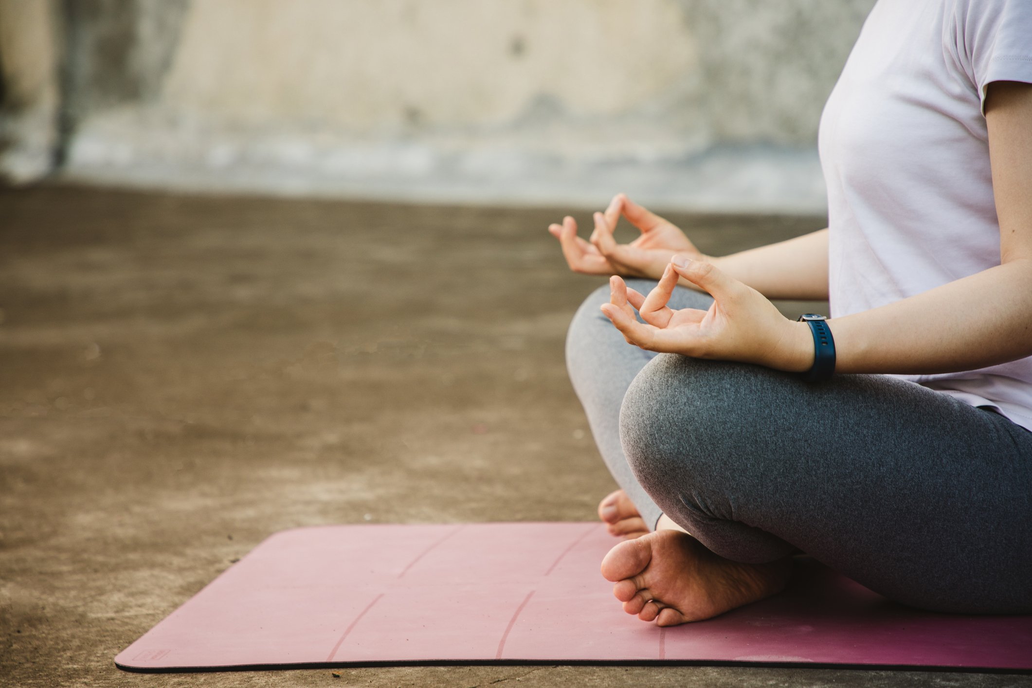 Une femme qui pratique la méditation en plein air. | Photo : Getty Images