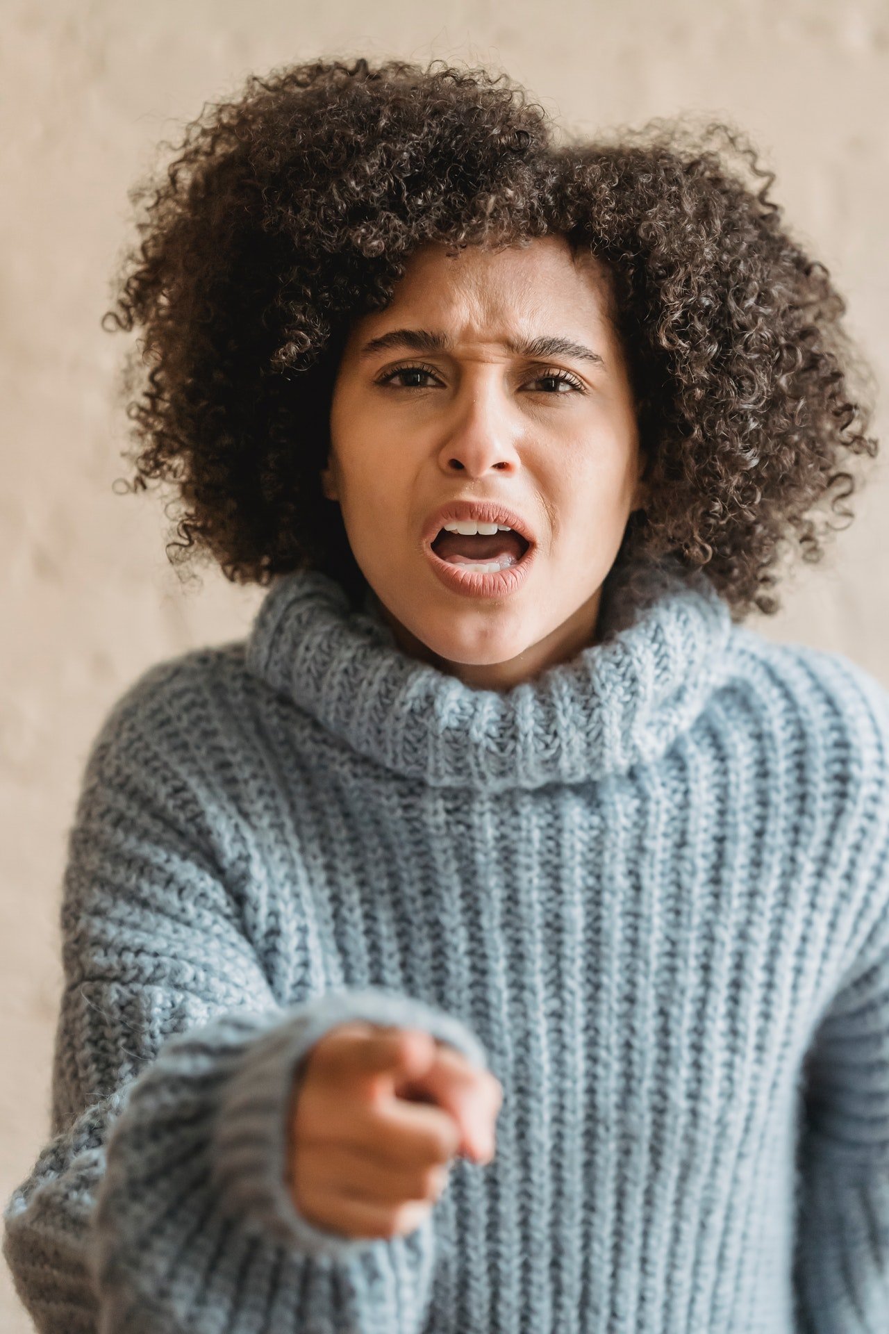 Woman yelling and pointing her finger | Source: Pexels