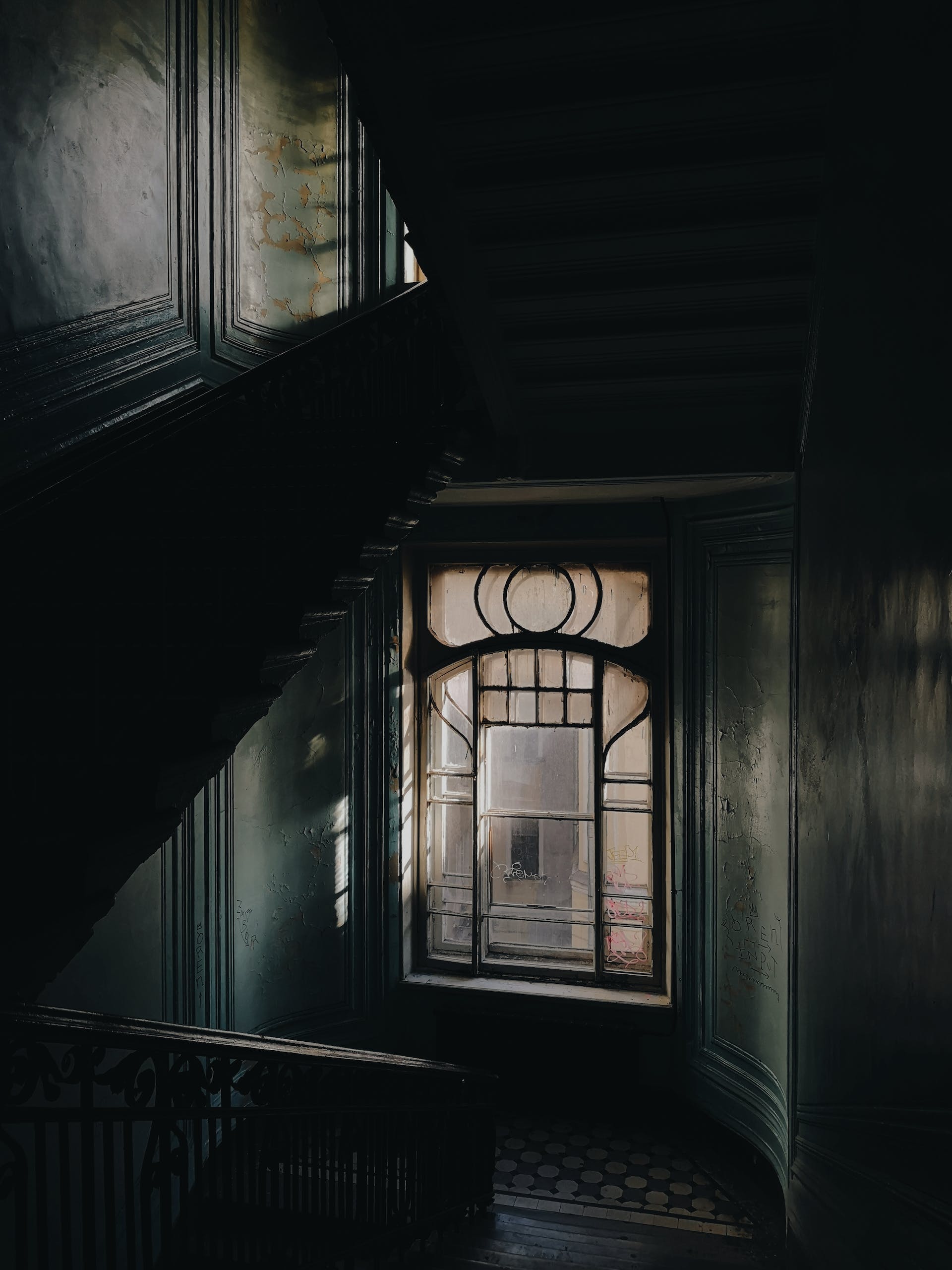 A dark staircase | Source: Pexels