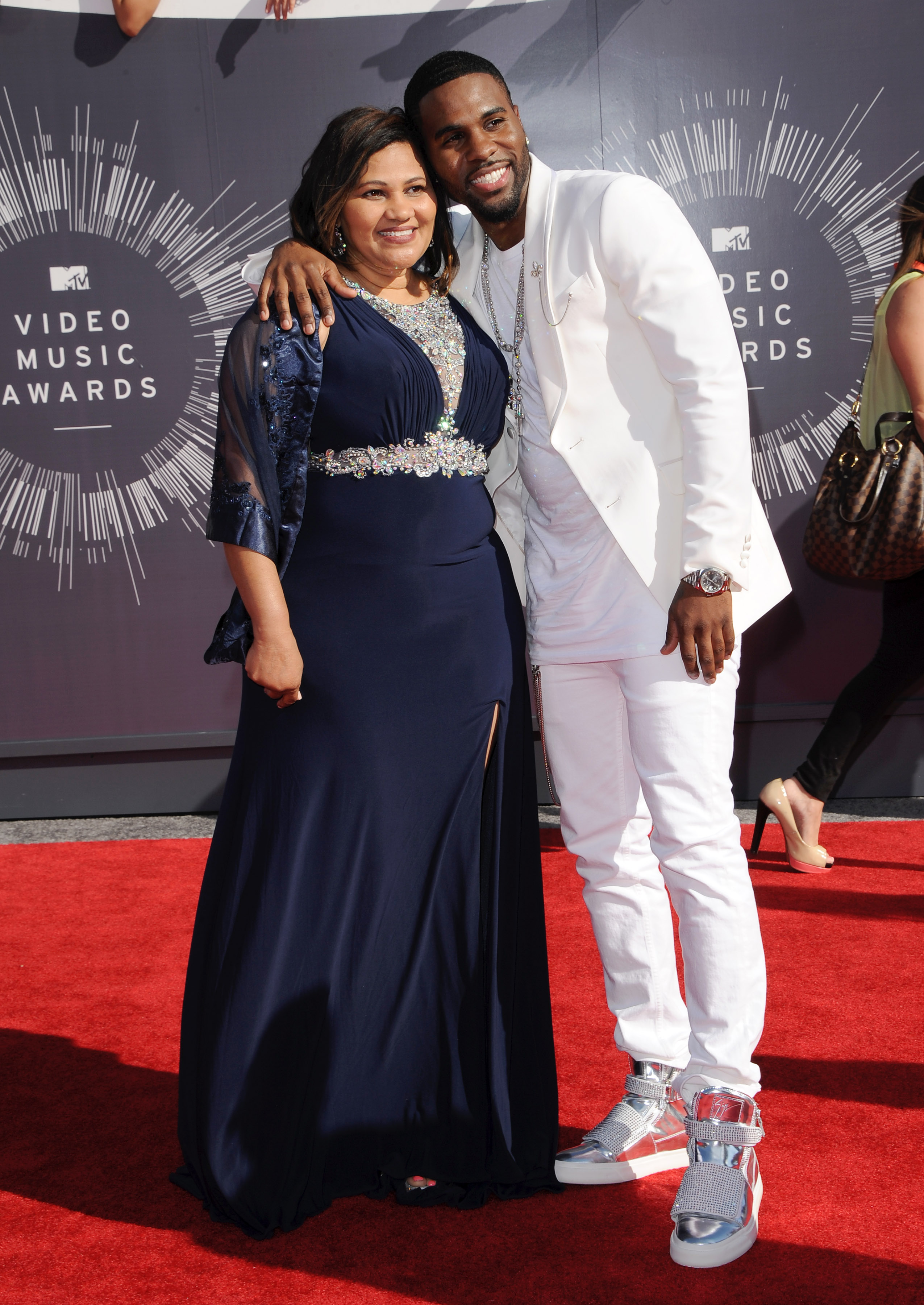 Jason Derulo with his mother, Jochlin Desrouleaux, at the 2014 MTV Video Music Awards on August 24, 2014, in Inglewood, California. | Source: Getty Images