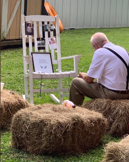 Billy Gray se escabulló de la boda de su nieta para recordar a su difunta esposa. | Foto: Twitter/SahrahElswick Billy Gray se escabulló de la boda de su nieta para recordar a su difunta esposa. | Foto: Twitter/SahrahElswick