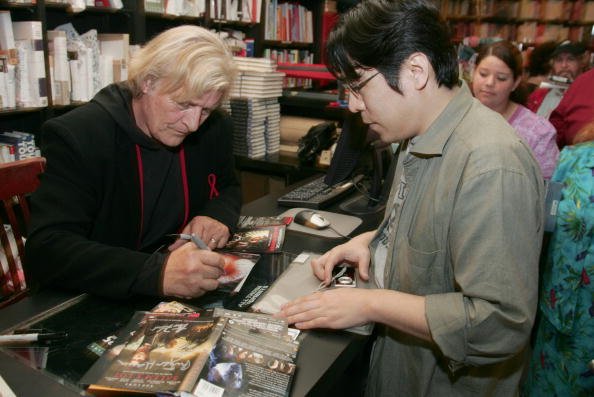 El actor / autor Rutger Hauer firma copias de su nuevo libro "Todos esos momentos: Historias de héroes, villanos, replicantes y Blade Runners" en Book Soup el 11 de mayo de 2007 en Los Ángeles, California. | Foto: Getty Images El actor / autor Rutger Hauer firma copias de su nuevo libro "Todos esos momentos: Historias de héroes, villanos, replicantes y Blade Runners" en Book Soup el 11 de mayo de 2007 en Los Ángeles, California. | Foto: Getty Images