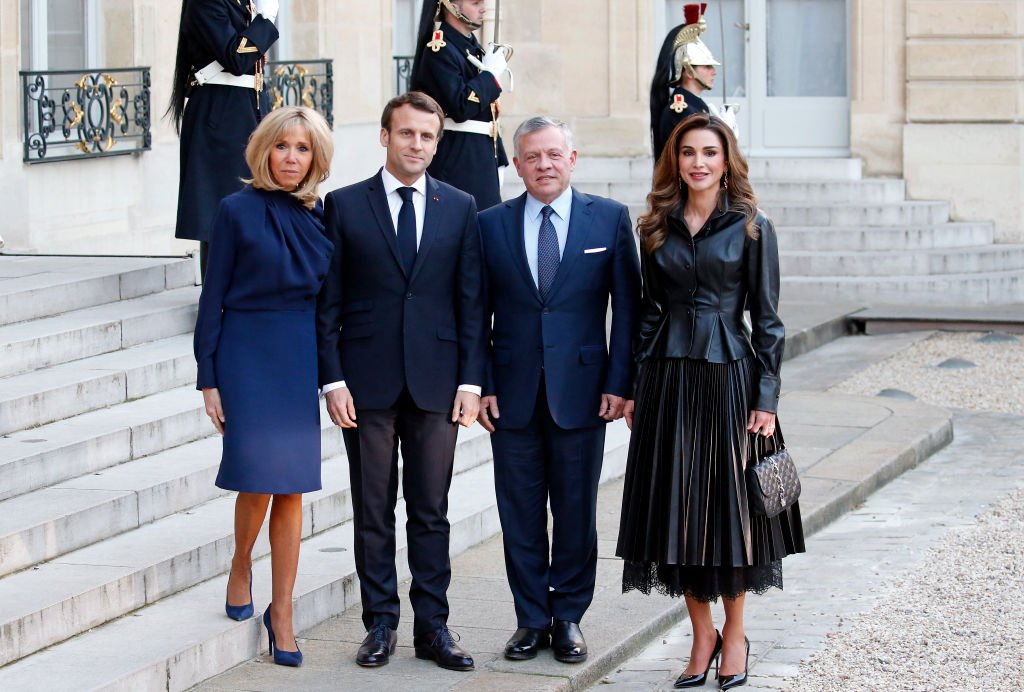La première dame Brigitte Macron, le roi Abdallah II de Jordanie, le président Emmanuel Macron, la reine Rania - Le président de la République française et sa femme accueillent le roi et la reine de Jordanie au palais de l'Elysée à Paris le 29 mars 2019. / Source : Getty Images