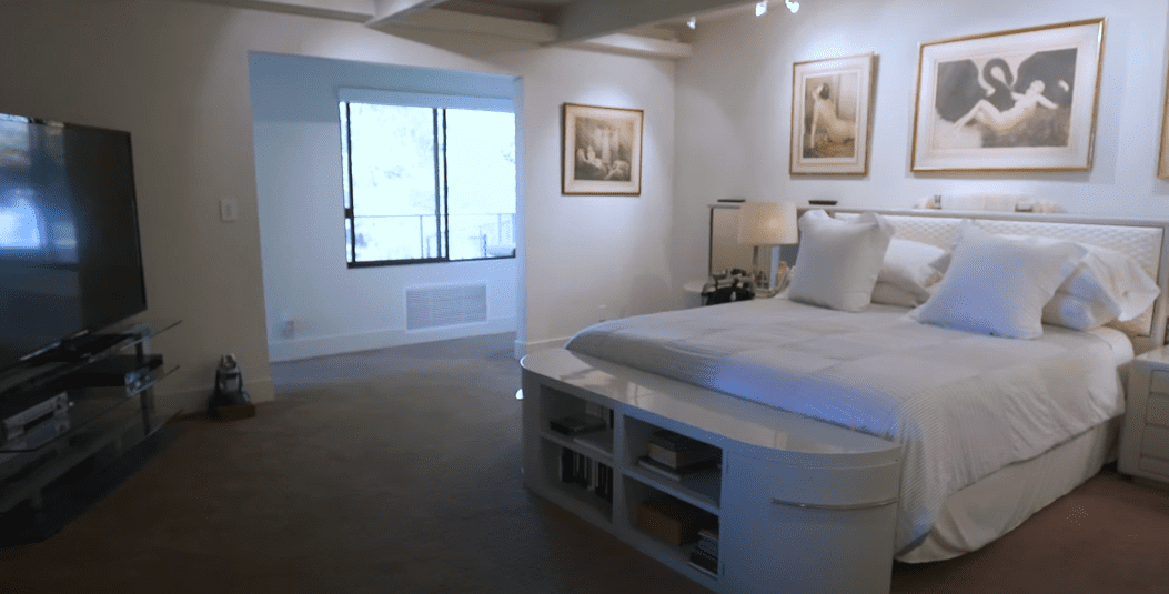Bedroom view of Jane Fonda's $8.5 million Beverly Hills mansion. | Photo: YouTube/Open House TV