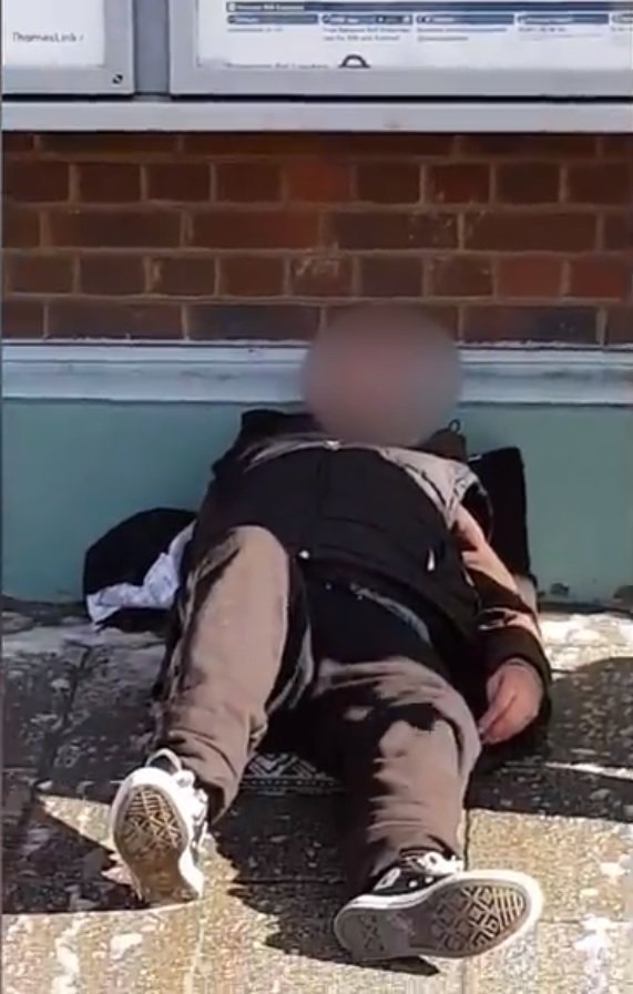 El hombre sin hogar descansando en el suelo. Fuente: Facebook / Heidi-Liv Gravesen El hombre sin hogar descansando en el suelo. Fuente: Facebook / Heidi-Liv Gravesen