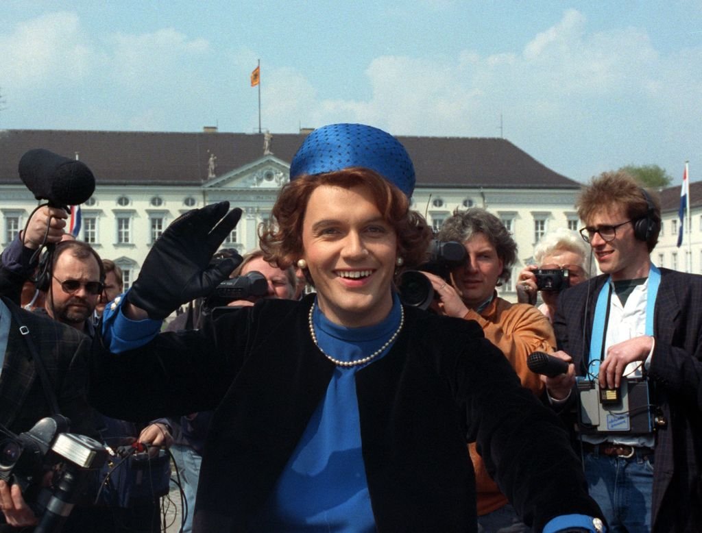 Hape Kerkeling verkleidet als Königin Beatrix, Berlin, 1991 | Quelle: Getty Images