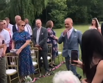 Amy Walkinshaw und Andy Collins mit den Gästen auf der Hochzeit | Quelle: Facebook.com/Tyla