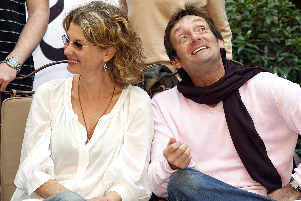 Pierre Palmade et Michele Laroque posent lors de la 14ème édition de la conférence de presse de l'association "Faire Face Au Sida" (Fight Aids) | Photo : Getty Images Pierre Palmade et Michele Laroque posent lors de la 14ème édition de la conférence de presse de l'association "Faire Face Au Sida" (Fight Aids) | Photo : Getty Images
