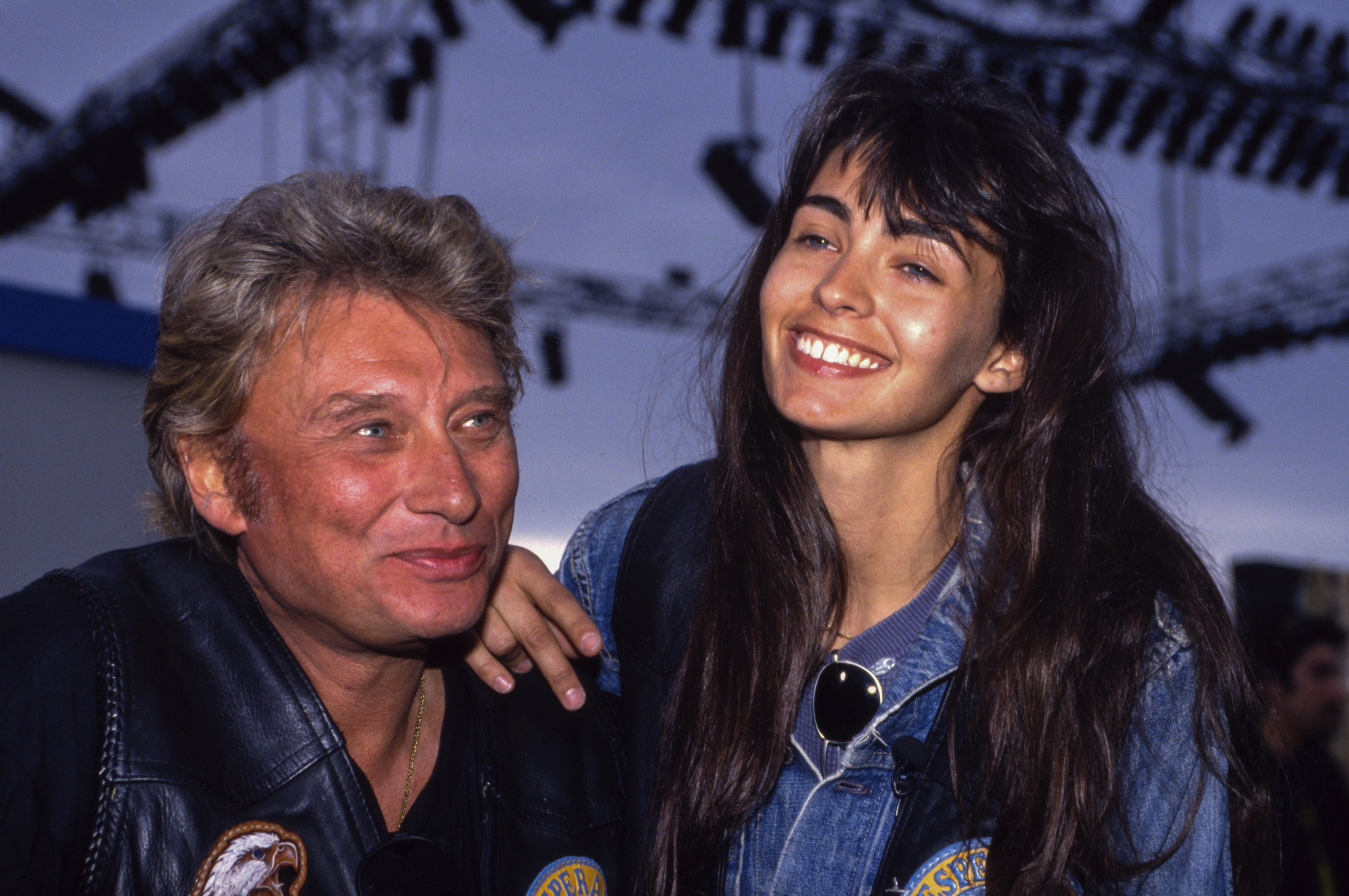 Johnny Hallyday et Adeline Blondieau au Desperado Biker Trophy à Carpentras en France, en juin 1994. | Photo : Getty Images