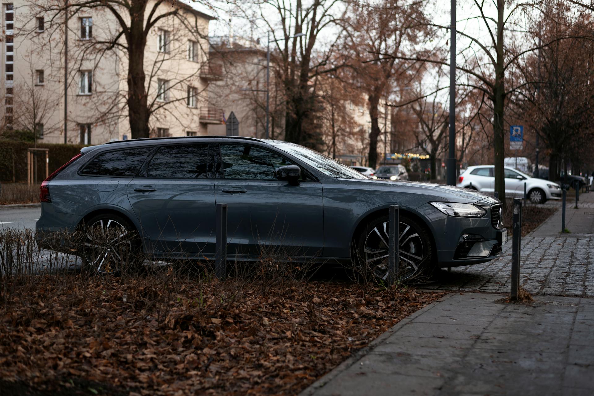 An SUV parked outside a house | Source: Pexels