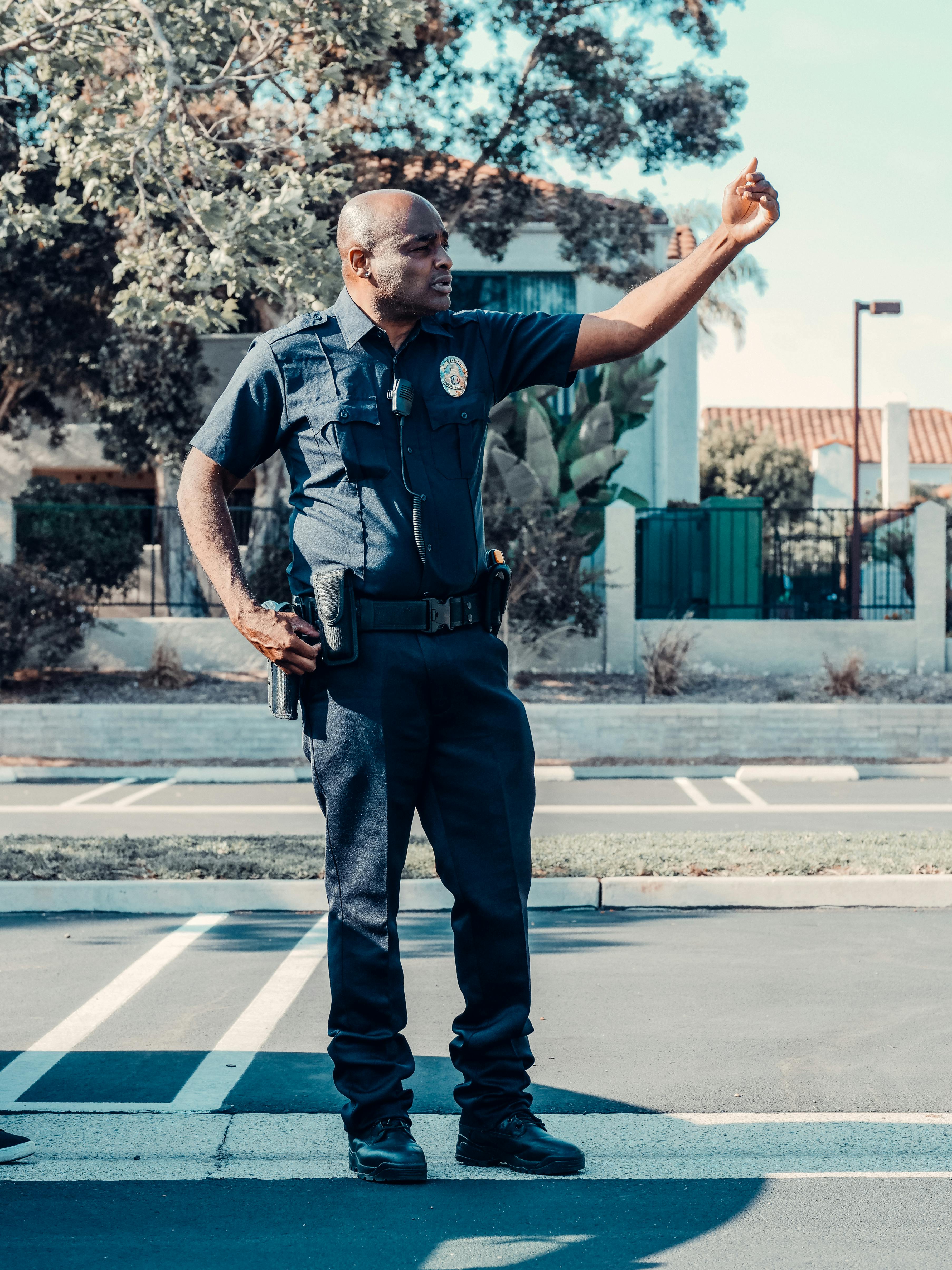 A cop barking order | Source: Pexels