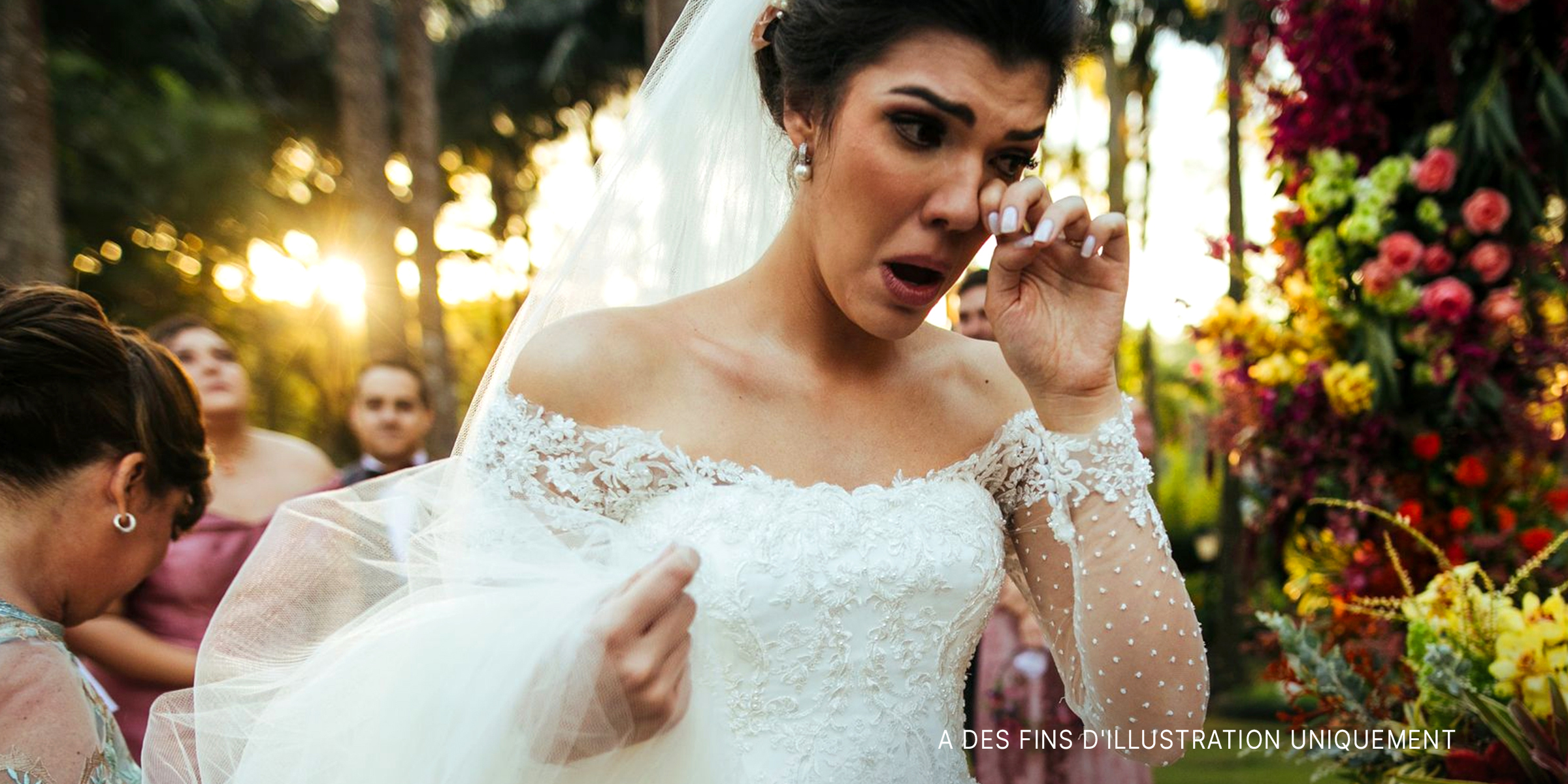 Une mariée en pleurs devant l'autel | Source : Getty Images