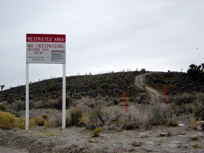 Area 51 border and warning sign stating that "photography is prohibited" and that "use of deadly force" is authorized | Photo: Flickr/X51