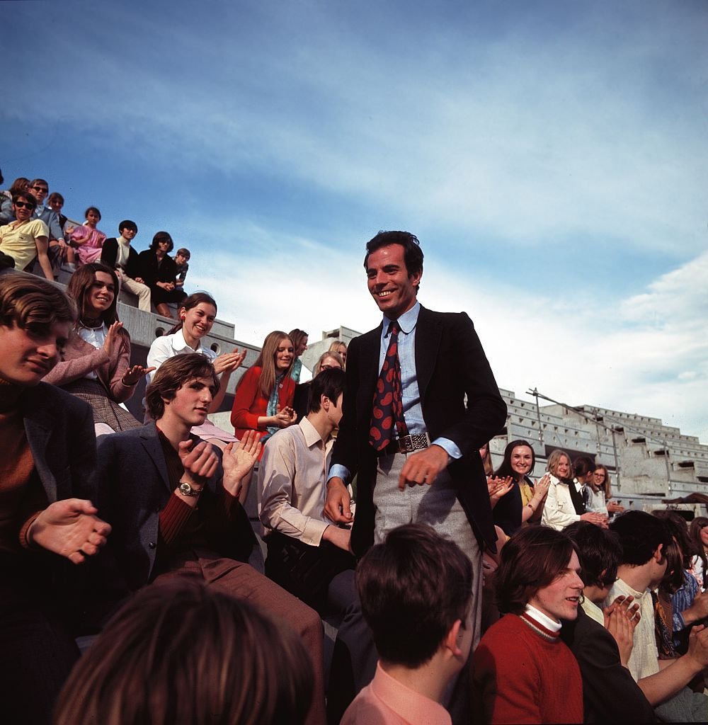 Julio Iglesias entre el público aplaudiendo en la tribuna del Estadio Olímpico de Munich, 1970. | Foto: Getty Images