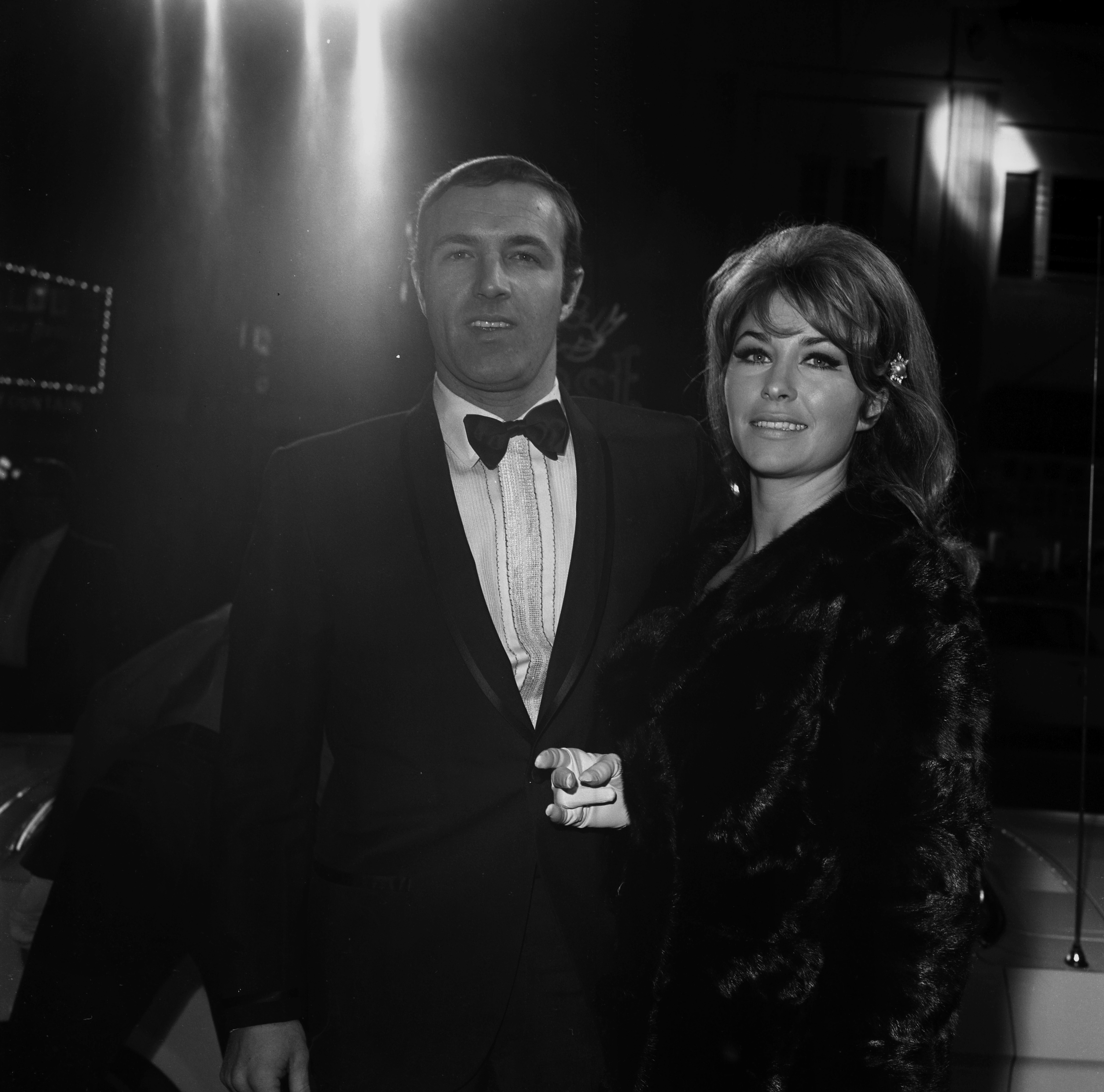 James Caan y Dee Jay Mathis en una fiesta en Los Ángeles hacia 1966 | Foto: Getty Images