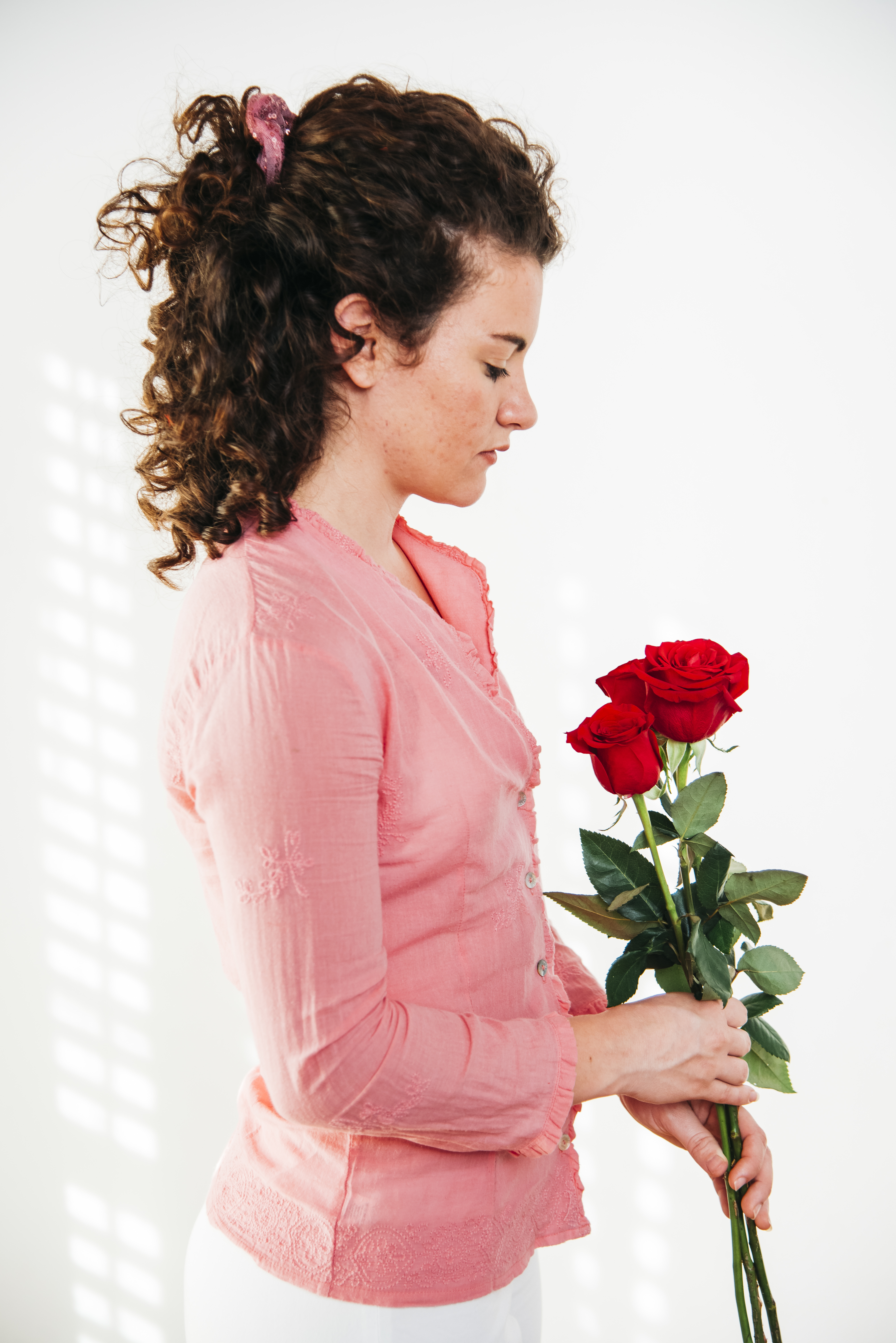 A woman holding roses | Source: FreePik