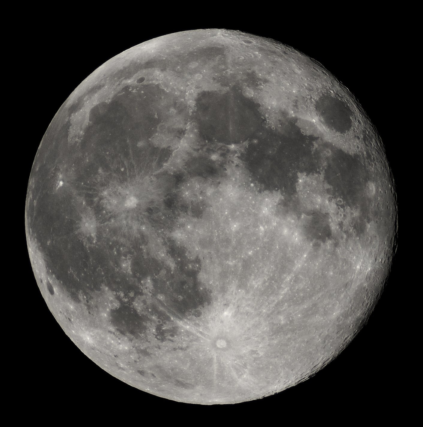 Nearly Full Moon view from Earth in Belgium, Hamois, on October 7, 2006 | Photo: Wikimedia Commons/Luc Viatour