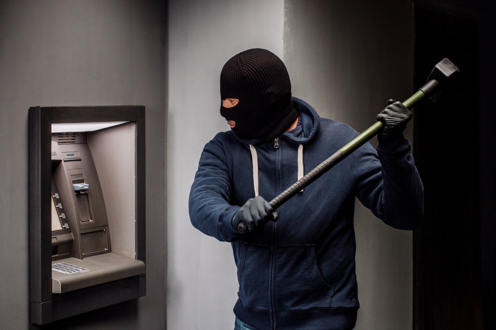 Un voleur dans un distributeur automatique | photo : Shutterstock Un voleur dans un distributeur automatique | photo : Shutterstock