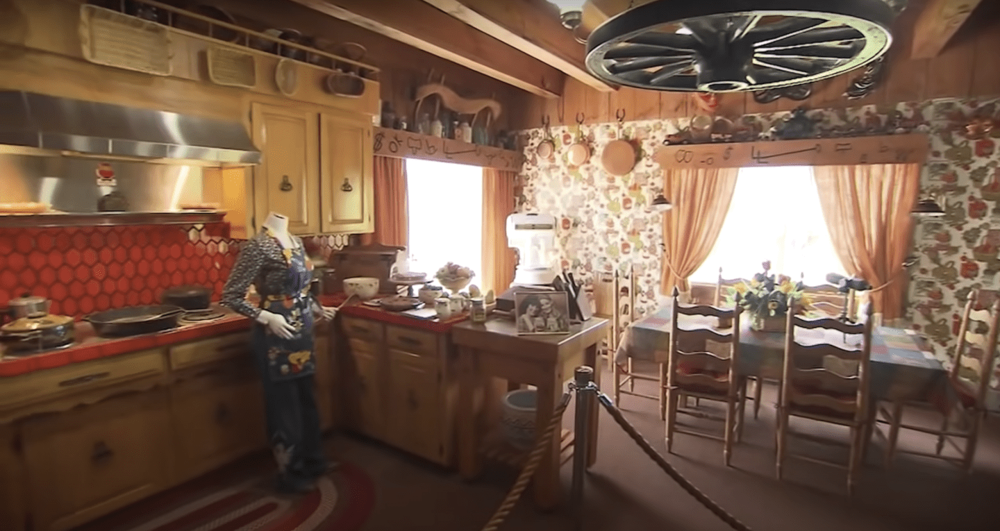 Oliver Lynn and Loretta Lynn's home kitchen in the 19th century style mansion ┃Source: YouTube@WKRNNews2