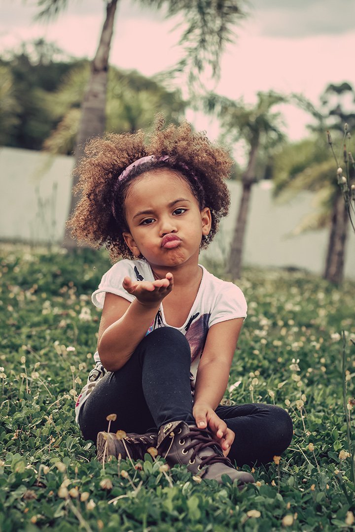 Girl sitting outside. I Image: Pexels.