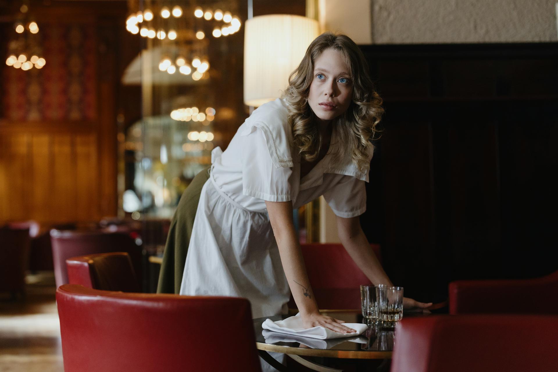 A waitress cleaning a table | Source: Pexels