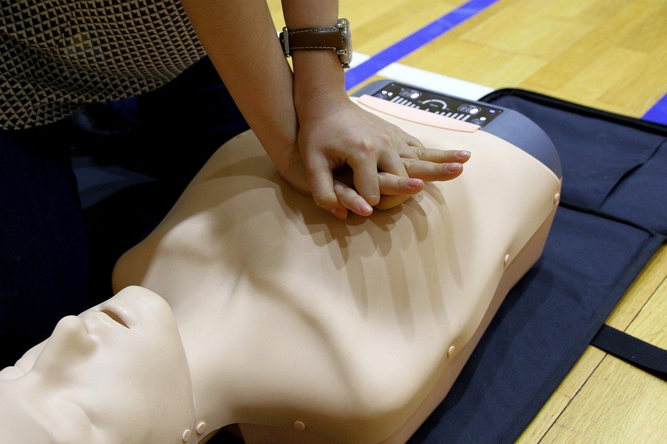 A person practicing CPR on a dummy. | Source: Pixabay/ manseok_Kim 
