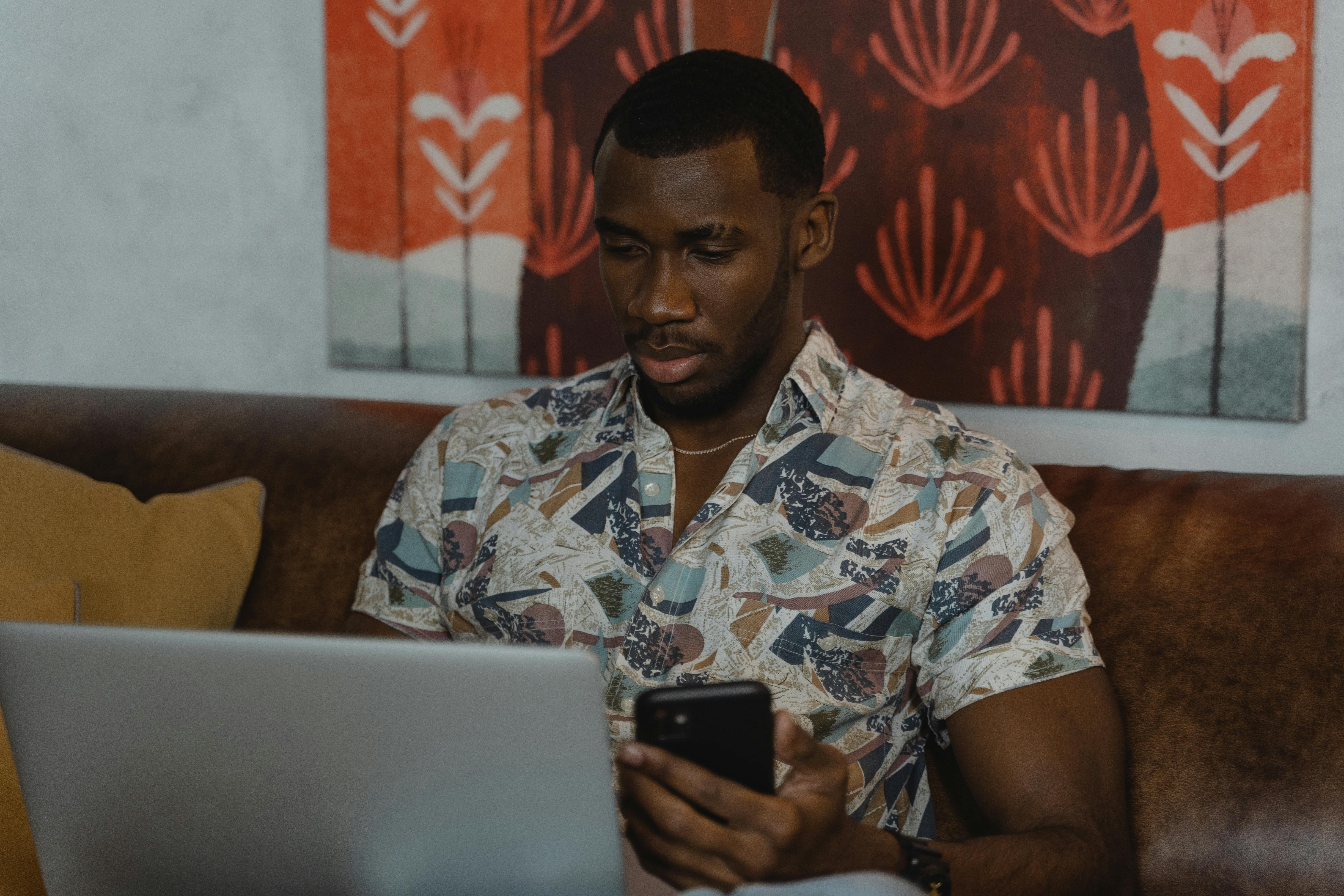 Man holding his phone | Source: Pexels