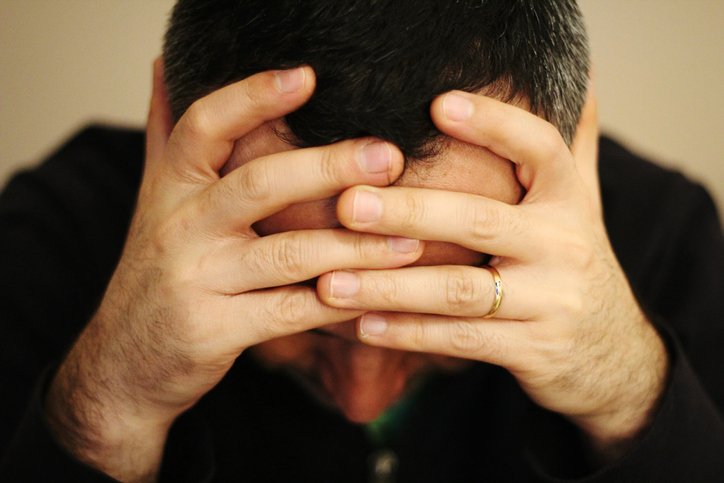 Un homme triste | Photo : Getty Images