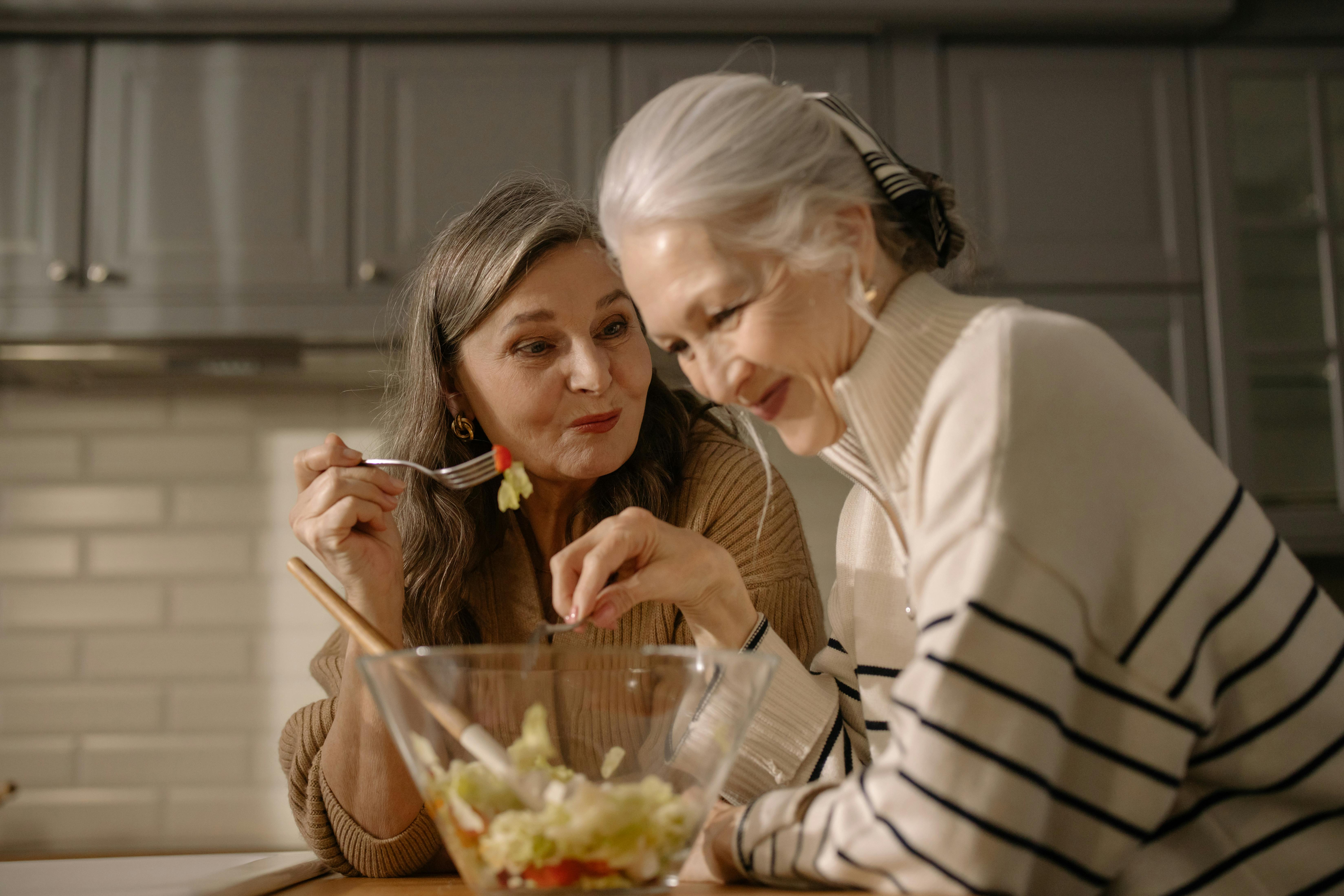 Women enjoying a meal at home | Source: Pexels