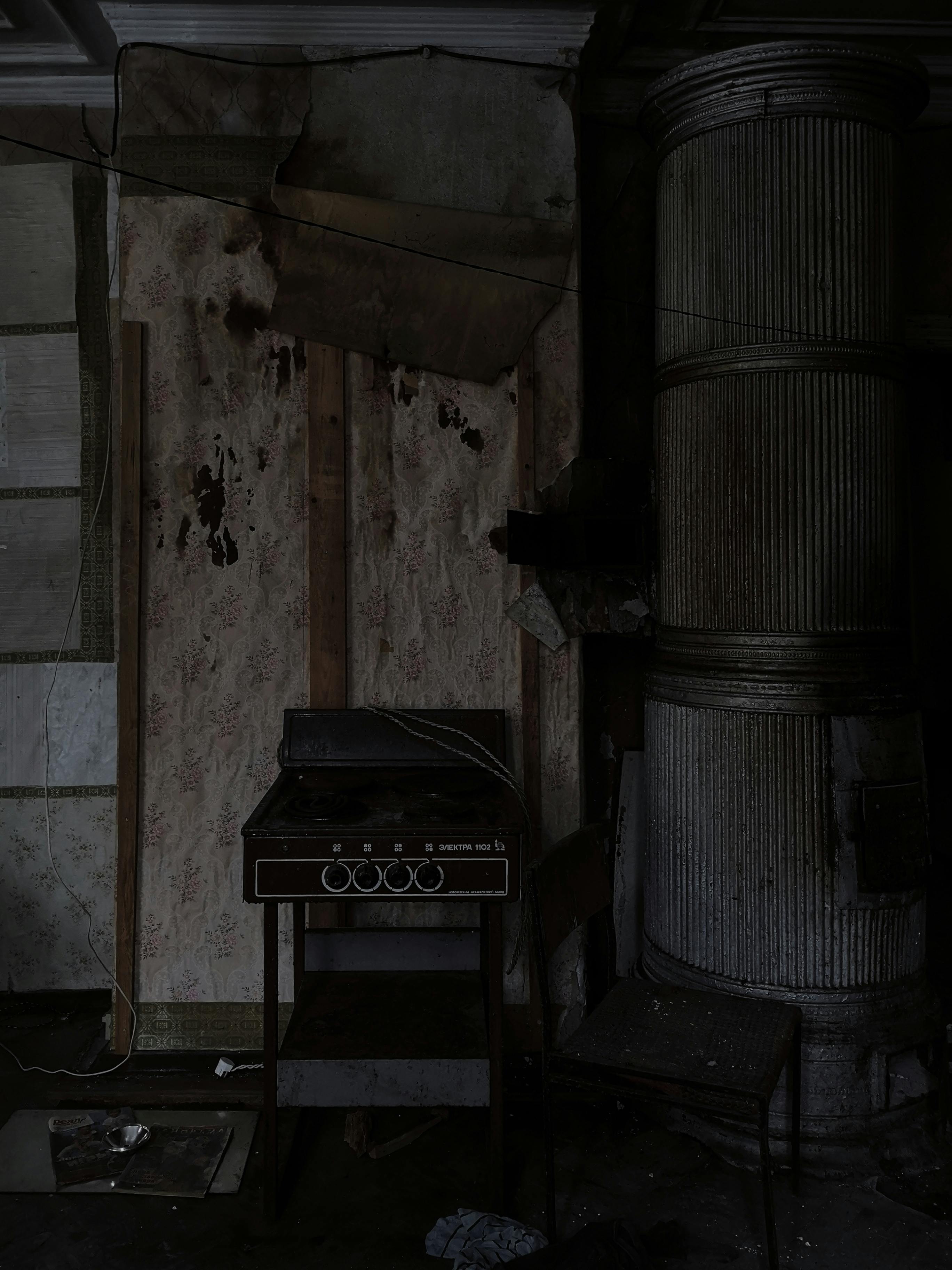 Poor house with a damaged cooker | Source: Pexels