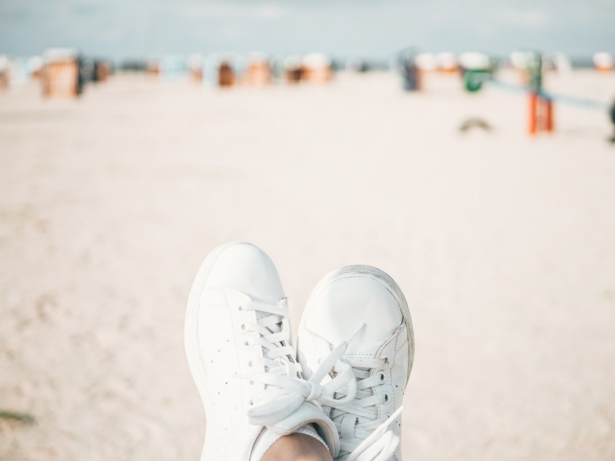 Des baskets blanches. l Source : Unsplash