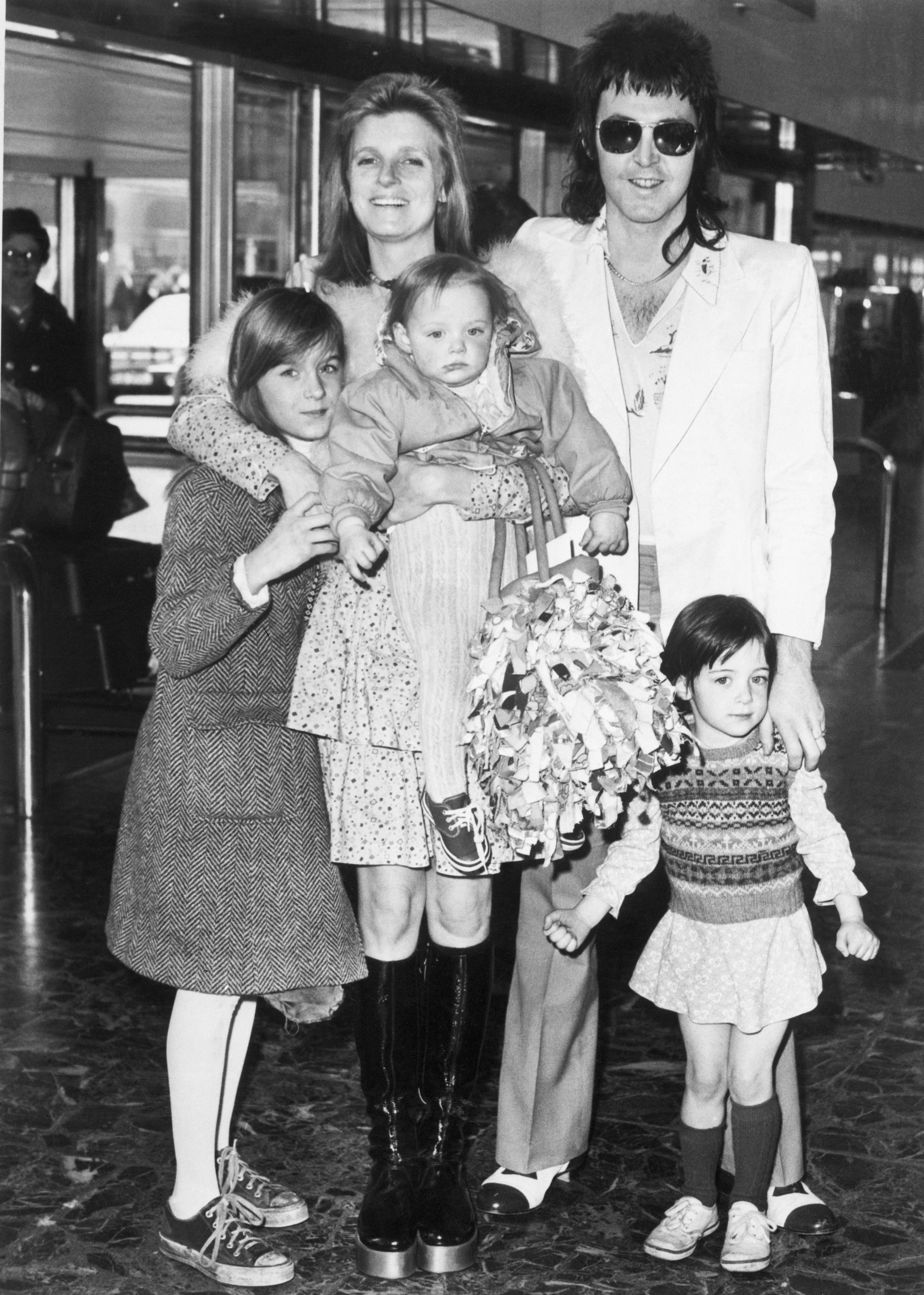Heather, Linda, Stella, Paul, and Mary McCartney posing for a family portrait right before their vacation to Jamaica in London, 1973 | Source: Getty Images