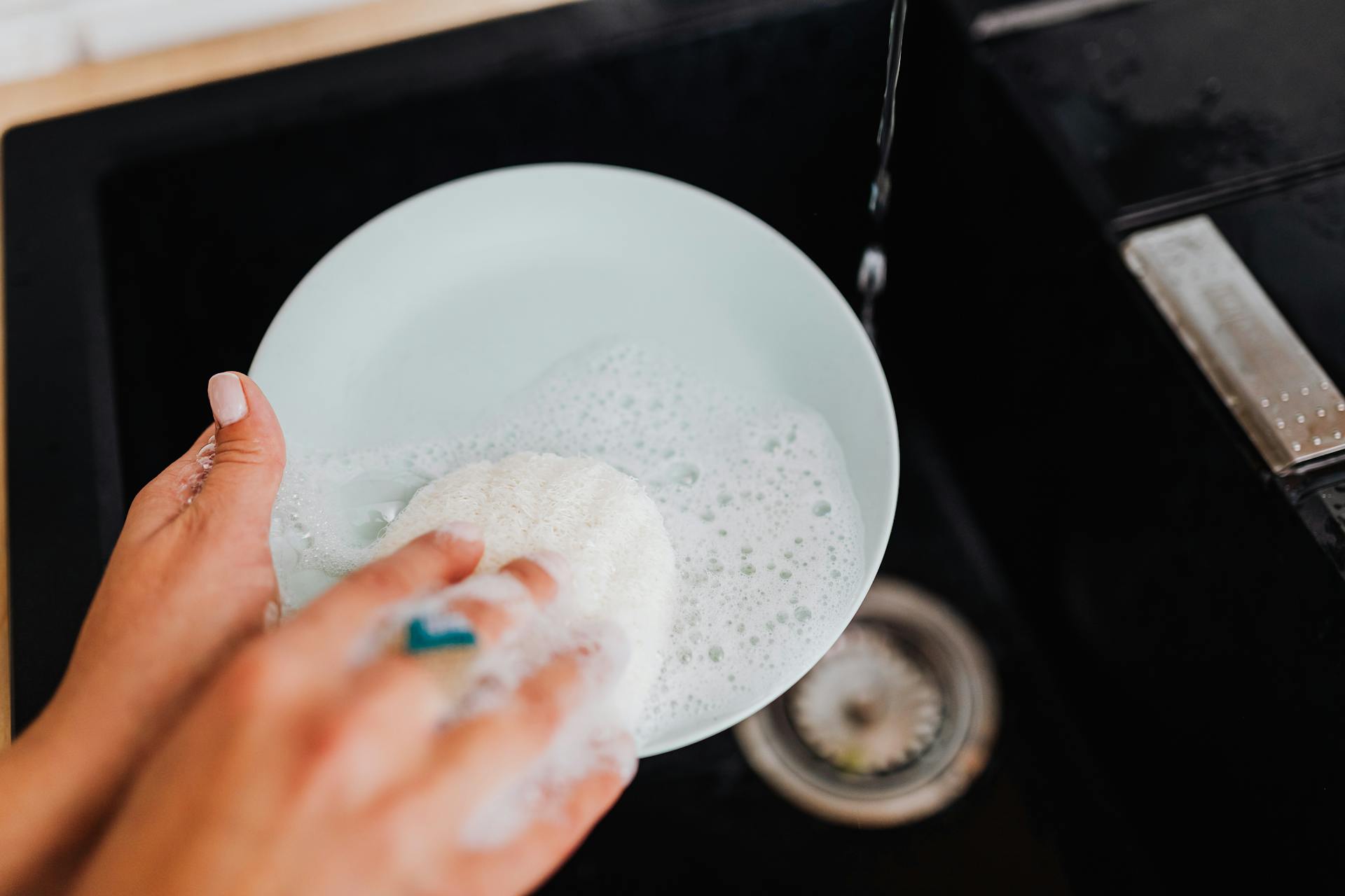 A woman washing a bowl | Source: Pexels