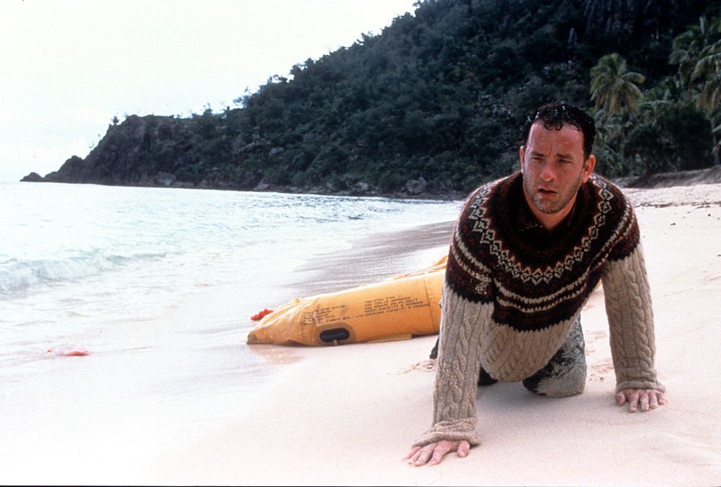 Tom Hanks wurde in einer Szene aus dem Film "Cast Away", 2000, am Strand einer Insel angespült. | Quelle: Getty Images