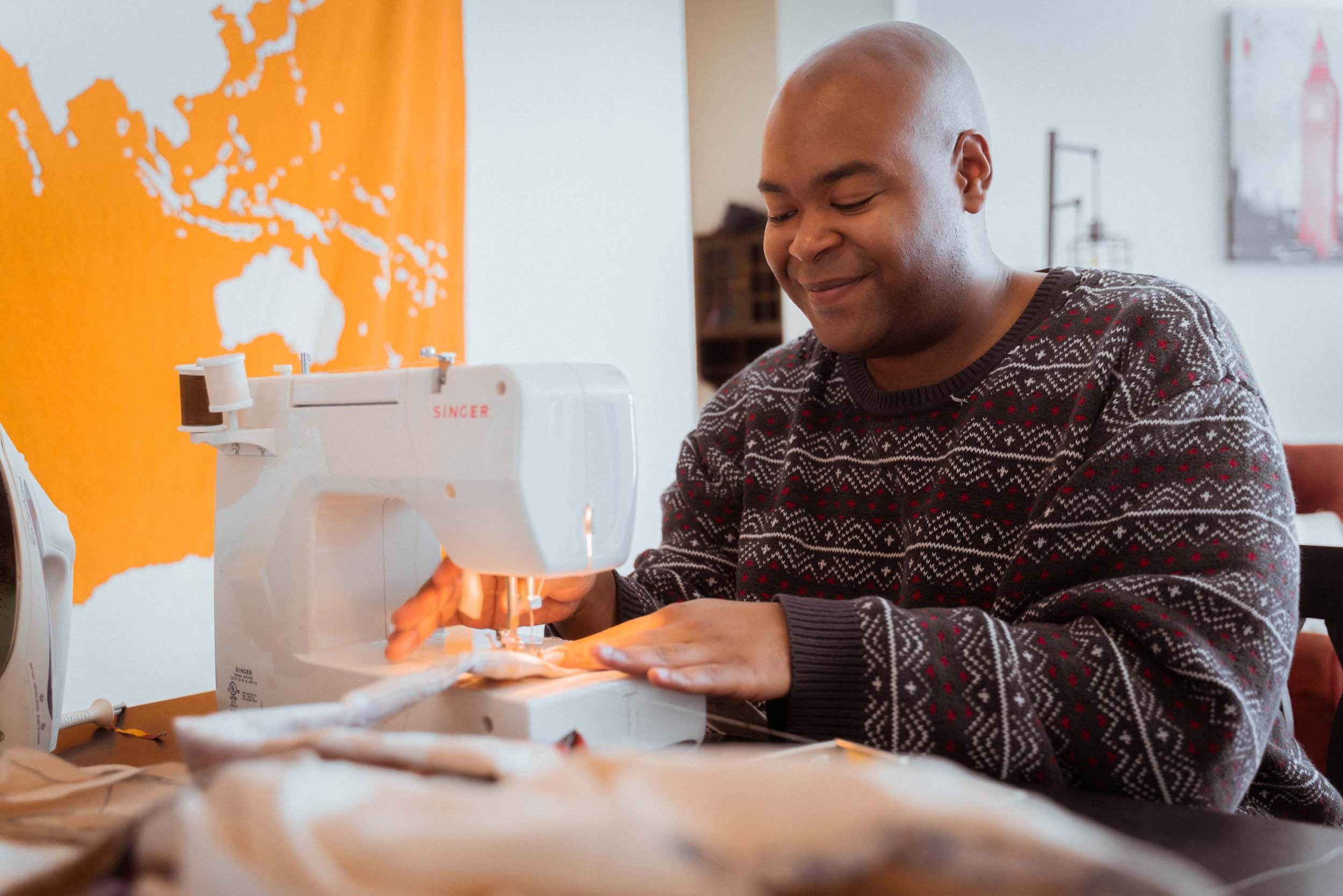 Pictured - A black dressmaker working on a sewing machine | Source: Pexels 