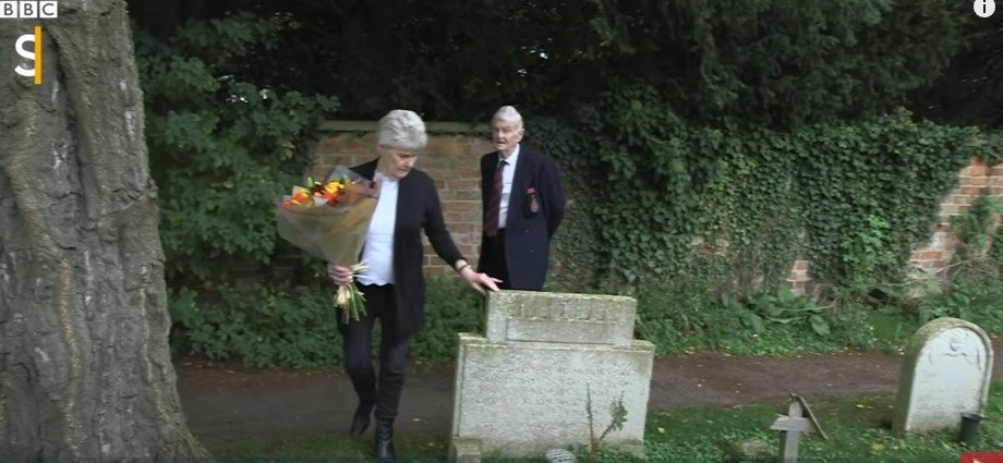 Footage from BBC's video showing Ann Kear visiting Karl Smith's grave | Photo: youtube.com/BBC Stories