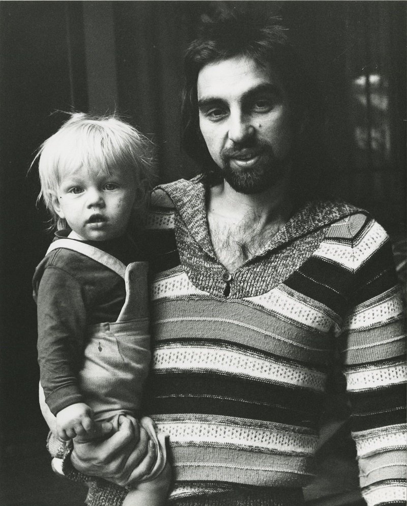 Leonardo DiCaprio and his father George DiCaprio in Hollywood, California, circa January 1976 | Photo: Getty Images
