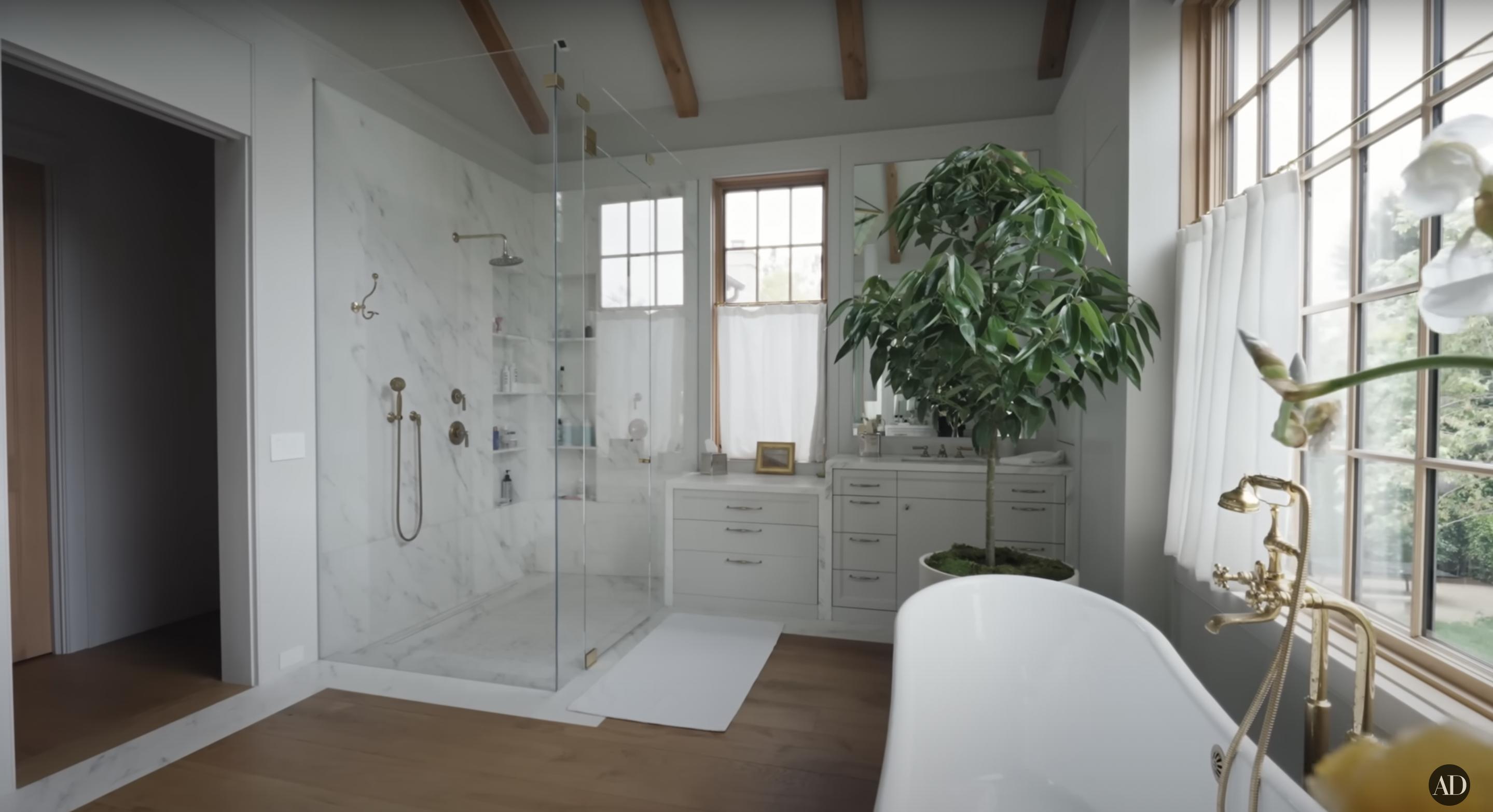 Jennifer Garners bathroom, dated September 3, 2024 | Source: YouTube/@Archdigest