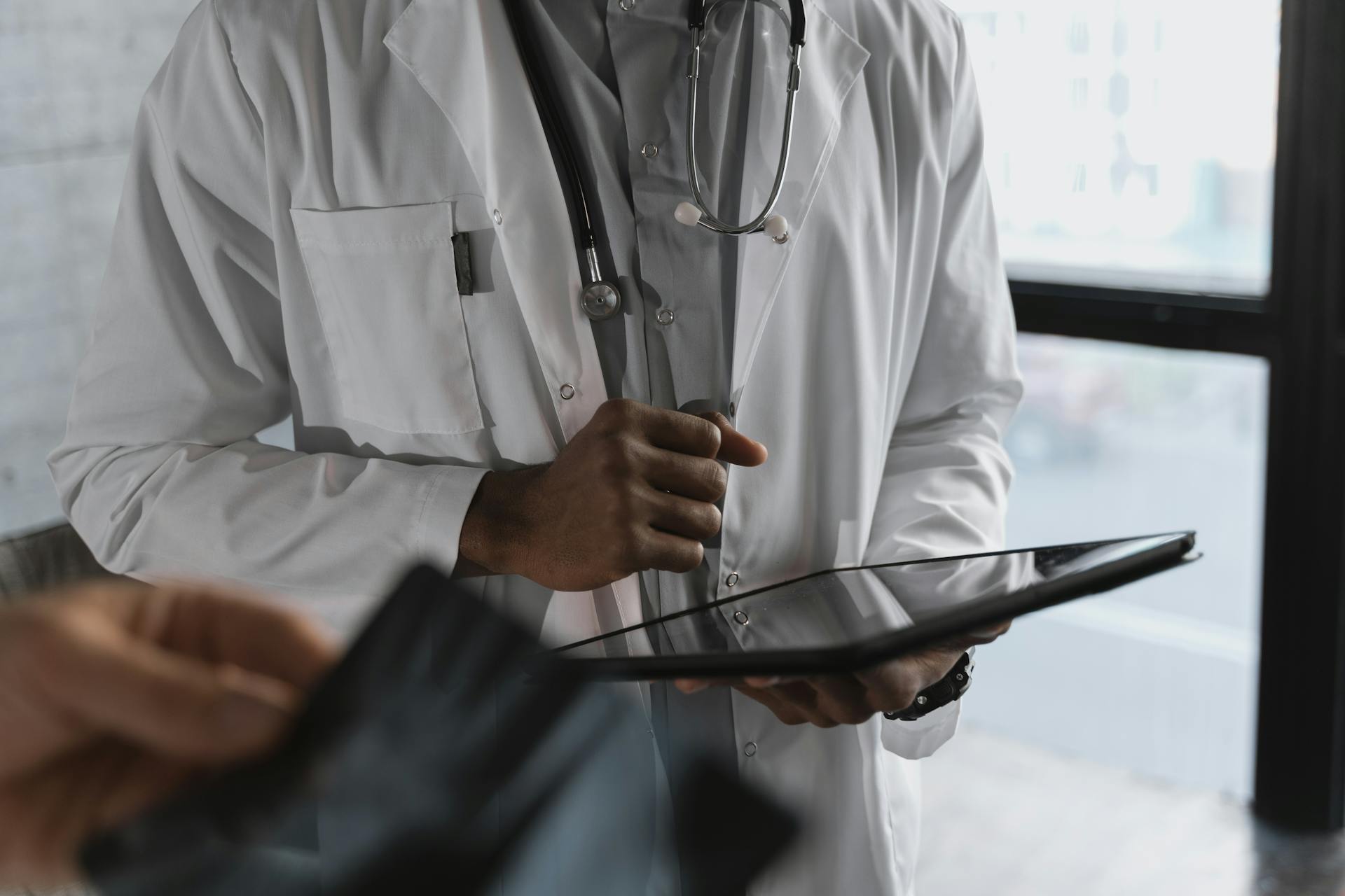A doctor holding a tablet | Source: Pexels