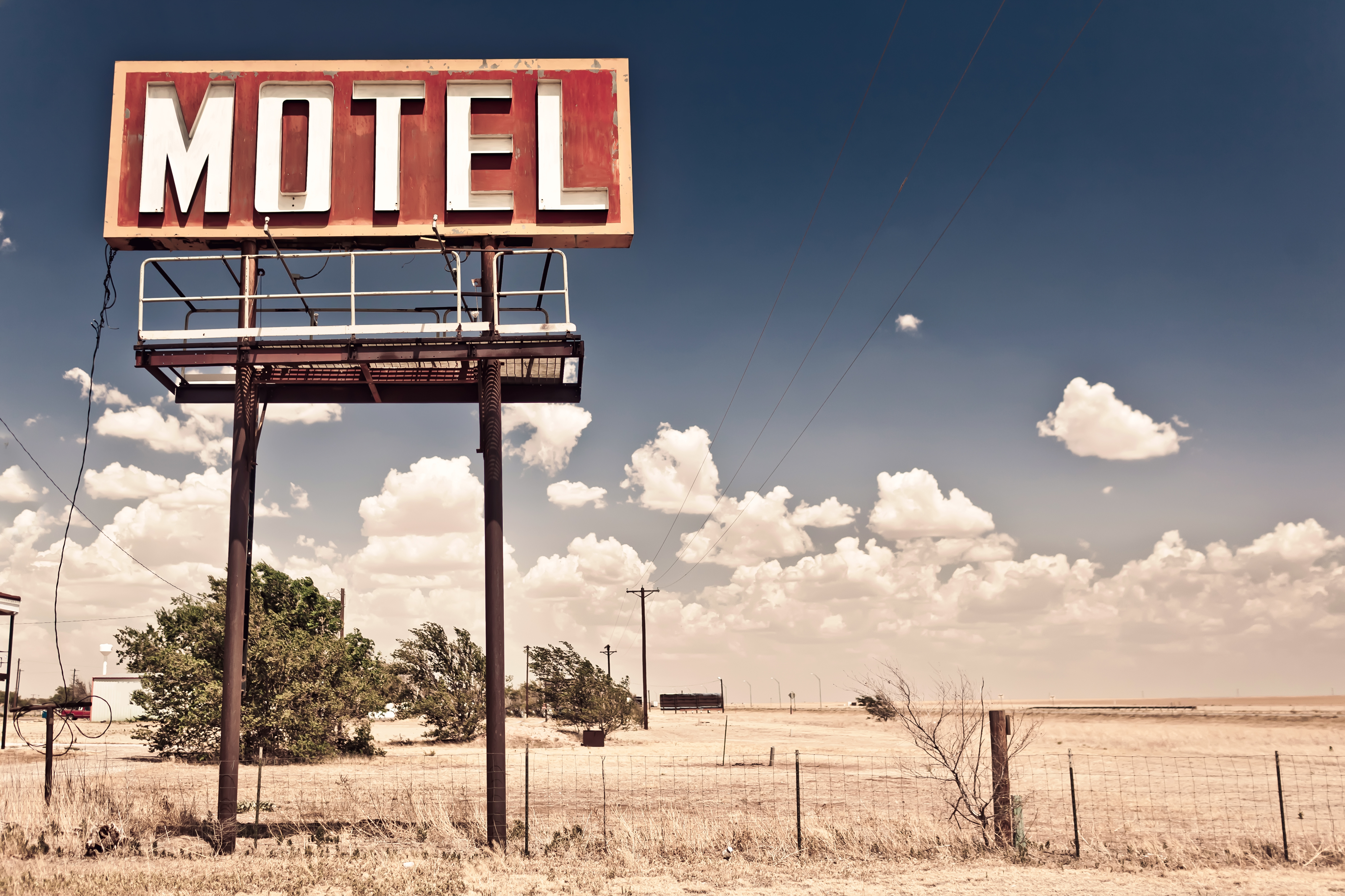 Old motel sign. | Source: Shutterstock
