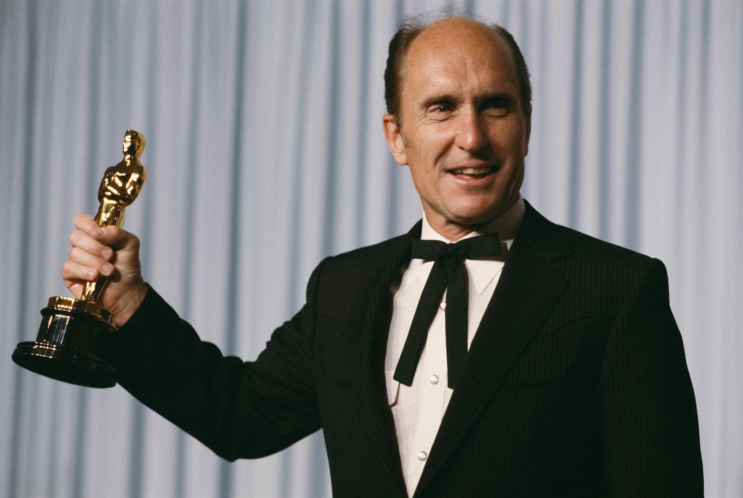 Robert Duvall poses with his Best Actor Oscar for "Tender Mercies" at the 56th Academy Awards on April 9, 1984 | Source: Getty Images