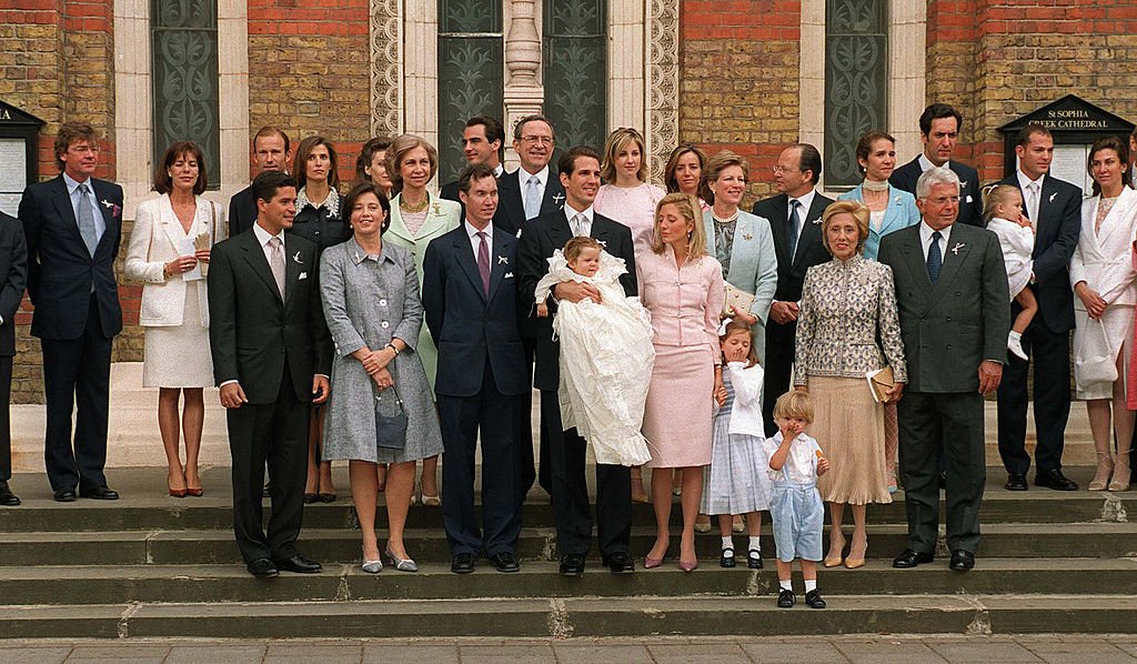 La familia real y amigos en el bautizo de Achileas Andraes, hijo de Pavlos de Grecia y Marie-Chantal, el 7 de junio de 2001 en Londres, Inglaterra. | Foto: Getty Images