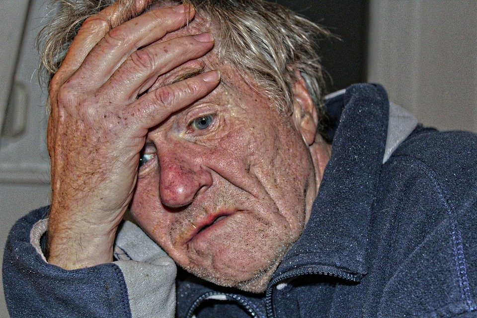 Un homme âgé ou atteint de la maladie d'Alzheimer / Photo : Pixabay