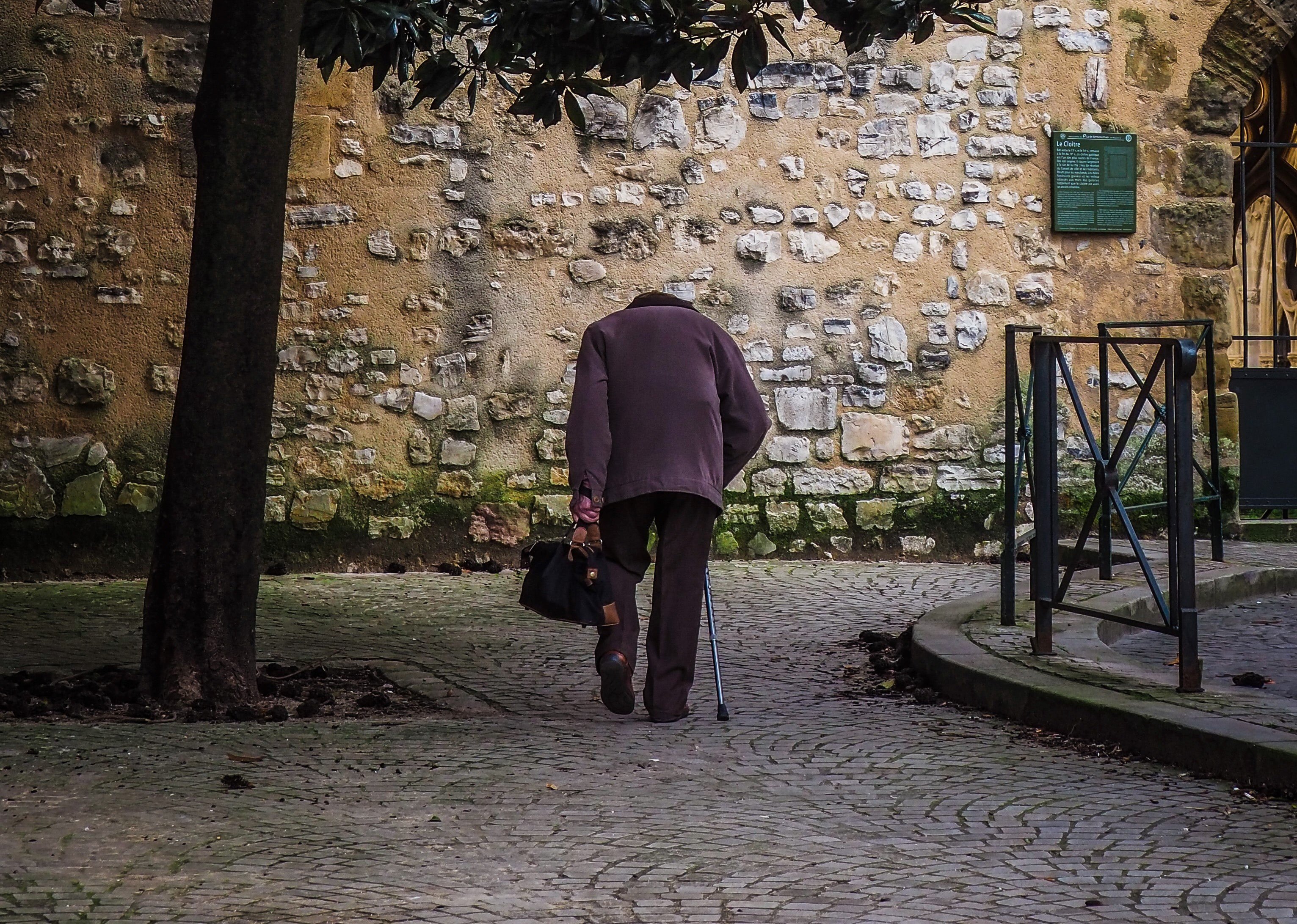 Anciano caminando. | Foto: Unsplash