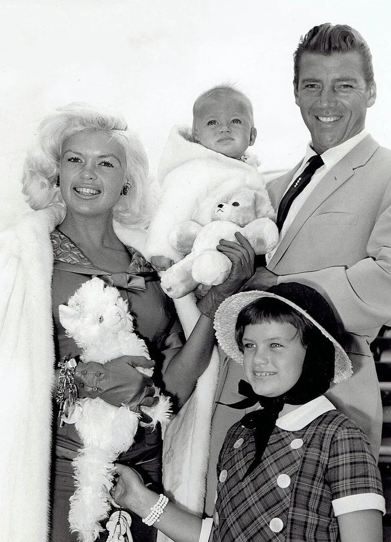 Jayne Mansfield, Mickey Hargitay, and their children in London in 1959 | Source: Wikimedia Commons