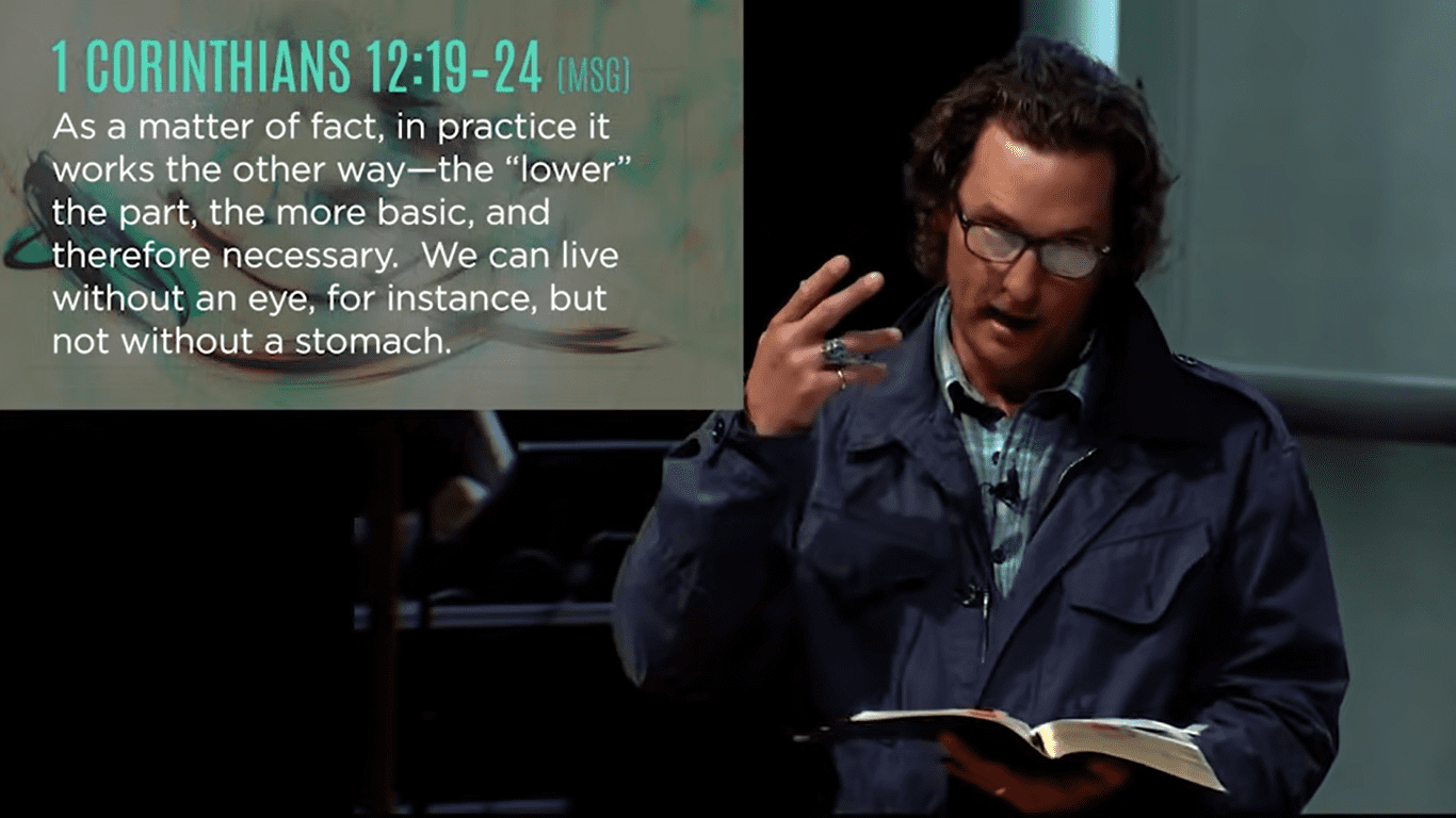 Schauspieler Matthew McConaughey liest in der Kirche eine Bibelstelle ┃Quelle: YouTube/@RiverbendChurchATX