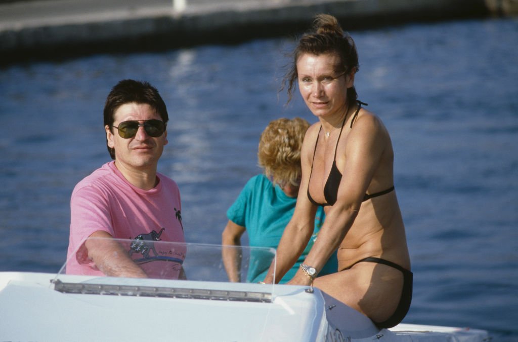 Le chanteur français Serge Lama avec sa femme Michèle à Saint-Tropez. | Photo : Getty Images